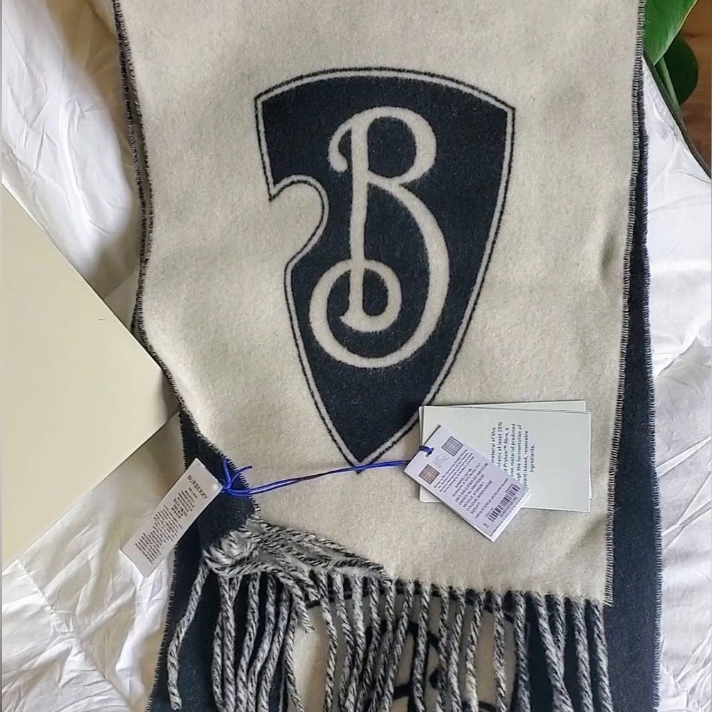New with tag Burberry B Shield Unisex Reversible Black&Cream Wool Cashmere Scarf - Picture 8 of 15